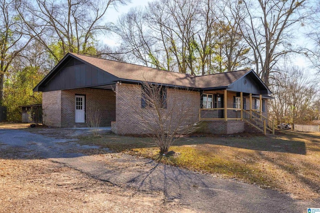 view of front of home featuring covered porch and a carport