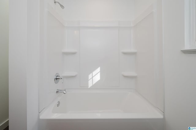 bathroom with bathtub / shower combination