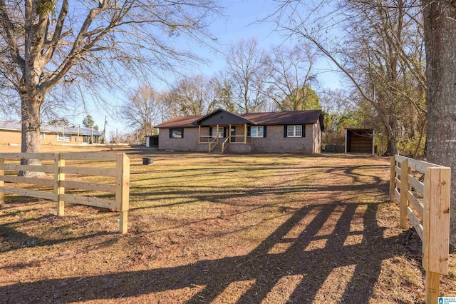 ranch-style home featuring a front lawn