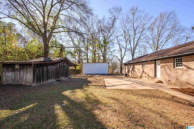 view of yard featuring a patio