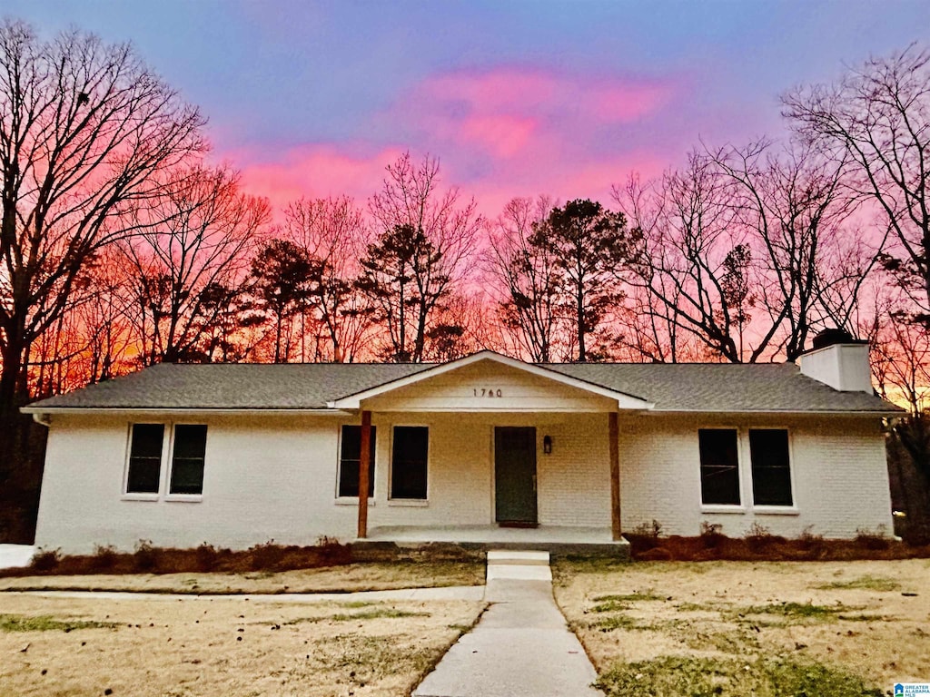 view of front of property featuring a yard