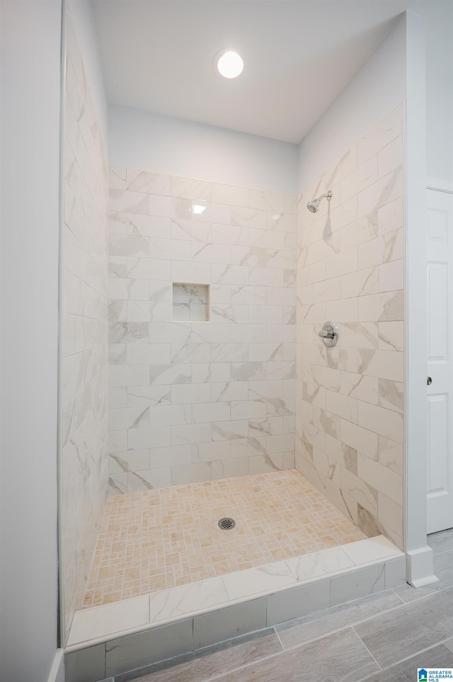 bathroom featuring a tile shower