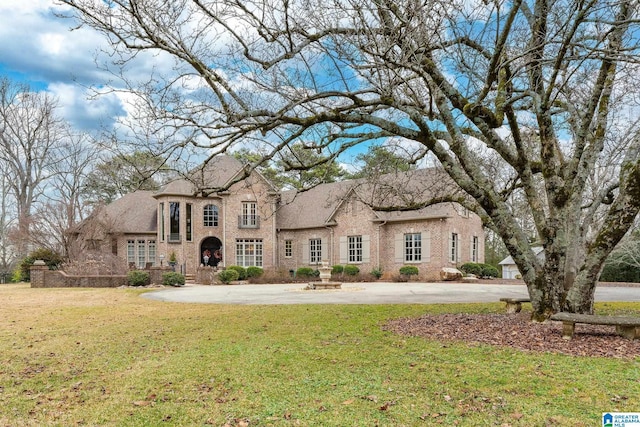 view of front facade with a front lawn