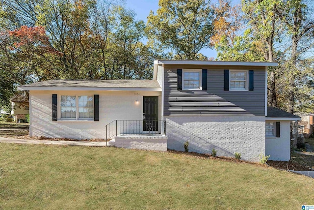 split level home featuring a front yard