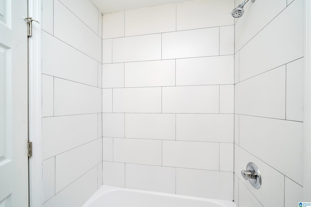 bathroom featuring tiled shower / bath combo