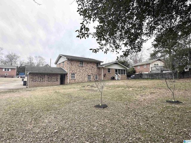 view of front of house featuring a front yard