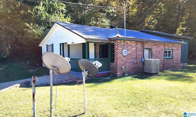 view of front of house with covered porch and a front lawn