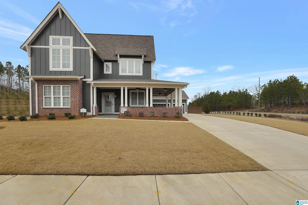 view of front of property featuring a front lawn and a porch