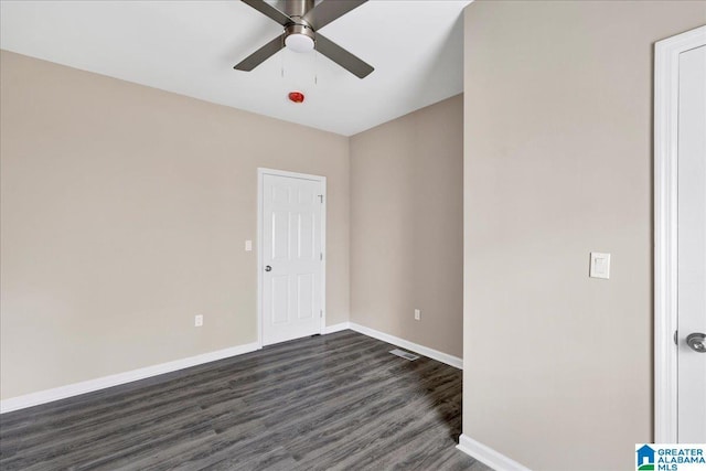 unfurnished room with dark wood-type flooring and ceiling fan