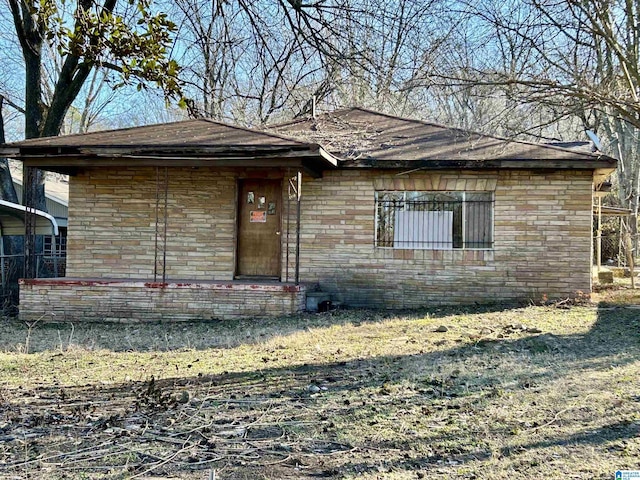 ranch-style house with a front yard