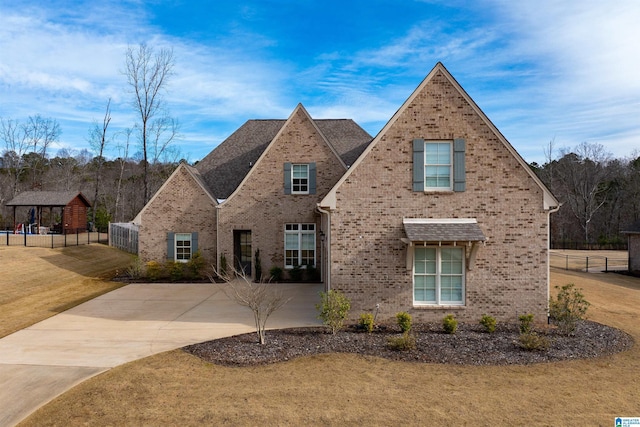 view of front of property featuring a front lawn