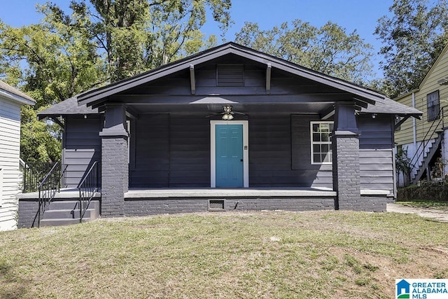 bungalow featuring ceiling fan and a front lawn