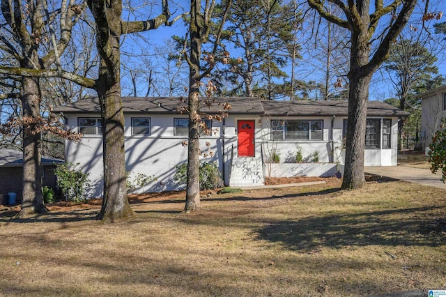 ranch-style house featuring a front lawn