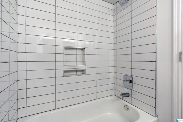 bathroom featuring tiled shower / bath