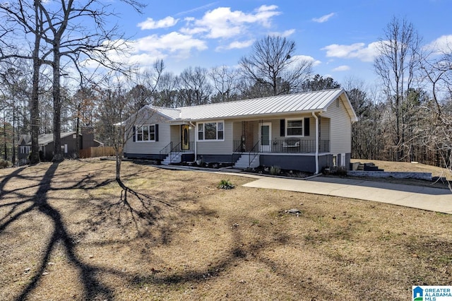 single story home featuring a porch and a front lawn