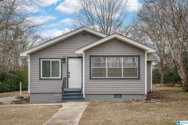 view of front facade with a front yard