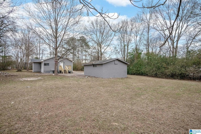 view of yard featuring an outdoor structure