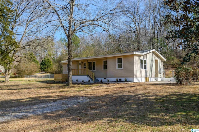 view of front of property featuring a front lawn