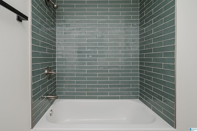 bathroom featuring tiled shower / bath