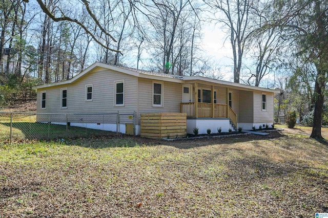 view of front of home featuring a porch and a front lawn