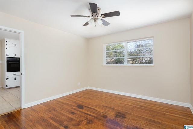 empty room featuring light hardwood / wood-style floors and ceiling fan