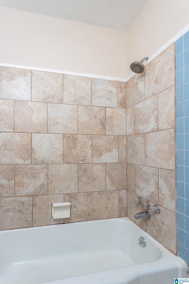 bathroom featuring tiled shower / bath combo