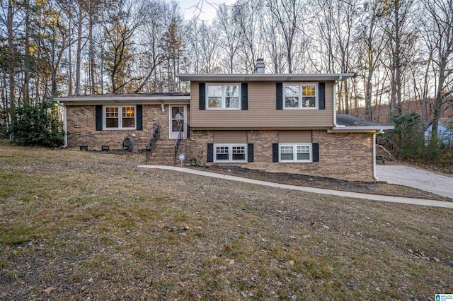 tri-level home featuring a front yard