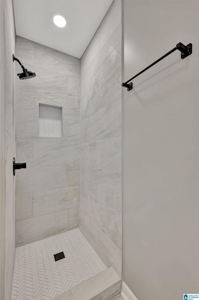 bathroom featuring a tile shower