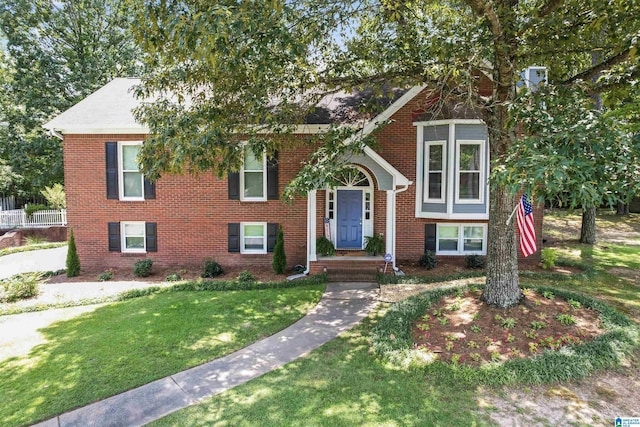 view of front facade featuring a front lawn