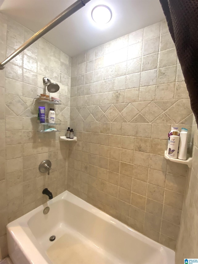 bathroom with tiled shower / bath