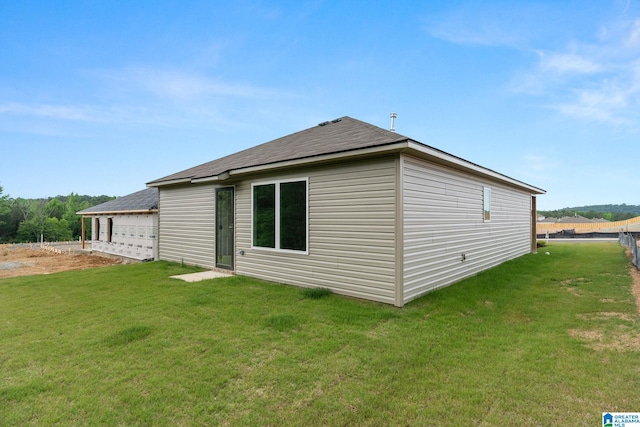 view of side of property featuring a lawn