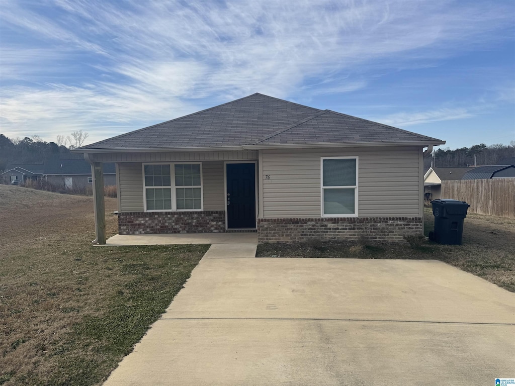 view of front of property featuring a front lawn