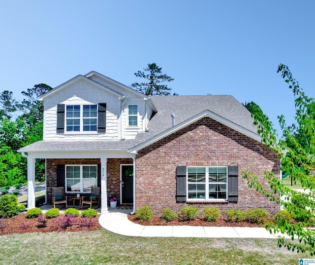 view of front of house featuring a front lawn