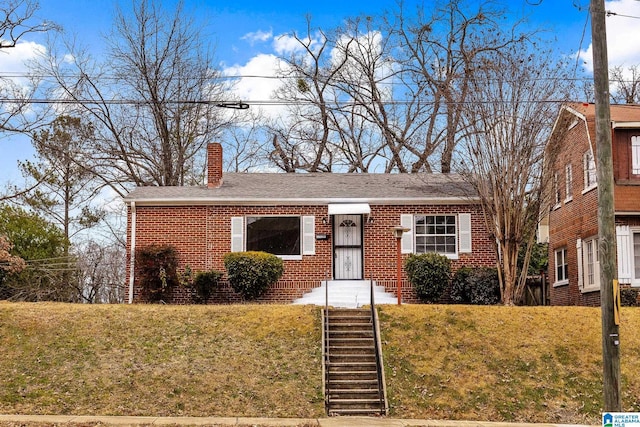 view of front of home with a front lawn