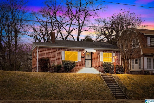 view of front of house featuring a yard