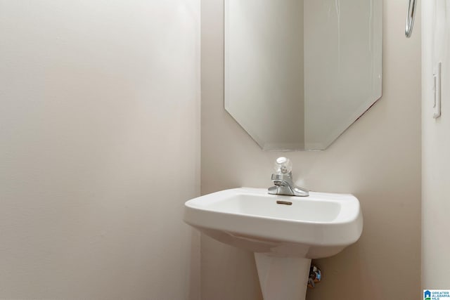 bathroom featuring sink