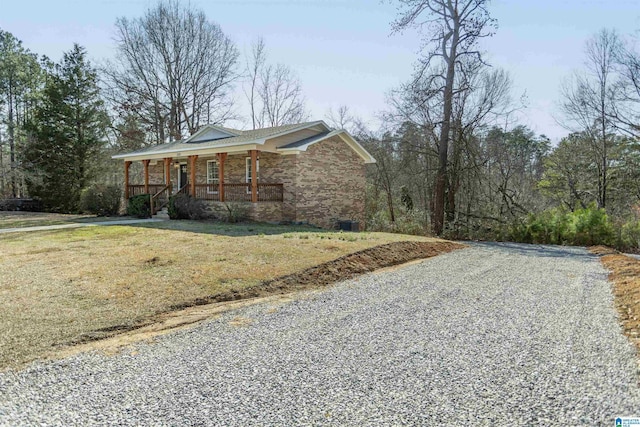 view of front facade featuring a porch and a front yard