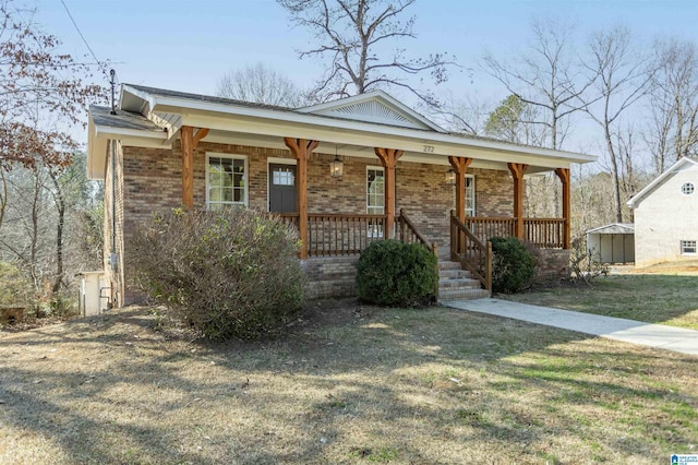 view of front of house with covered porch and a front lawn