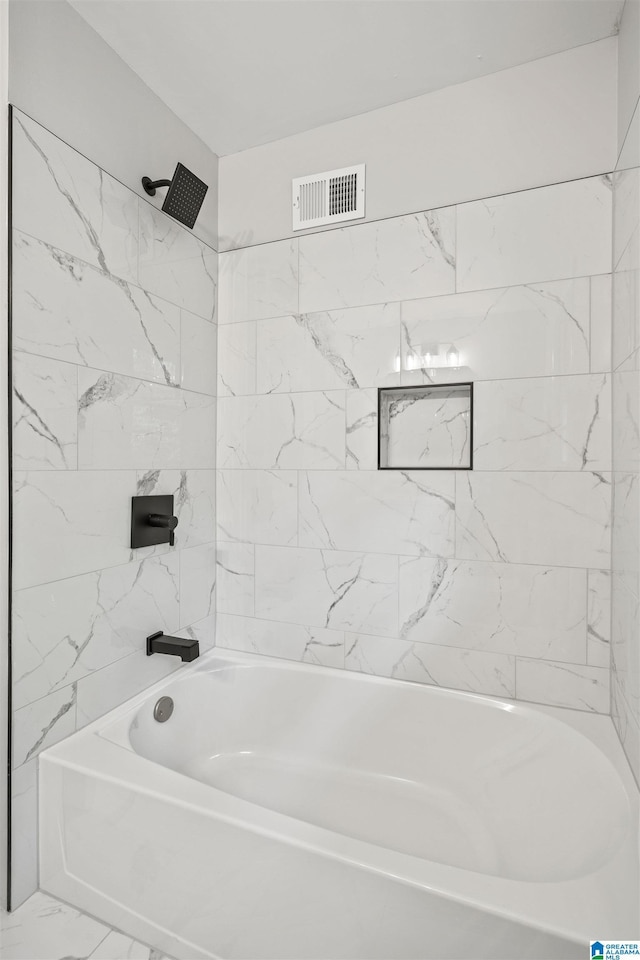 bathroom with tiled shower / bath