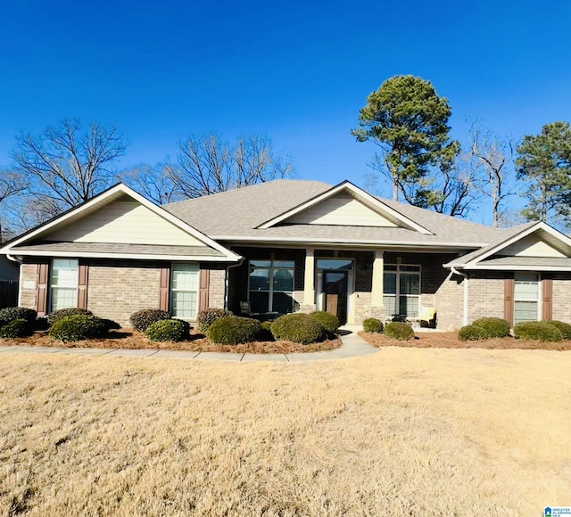 single story home with a front lawn