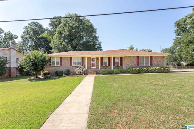 ranch-style home featuring a front lawn