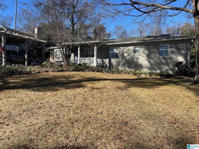 single story home featuring a front lawn