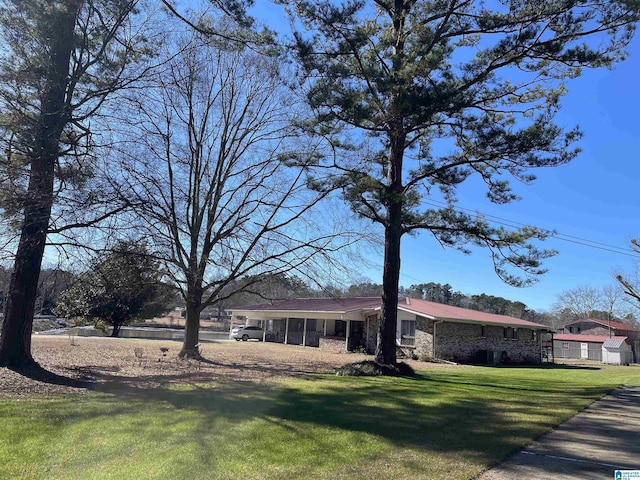 view of front of house featuring a front lawn