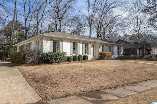 single story home with a front lawn