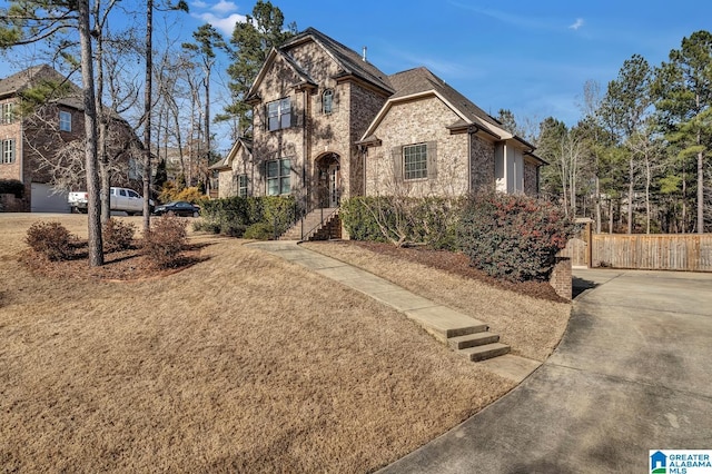 view of front of house featuring a front yard