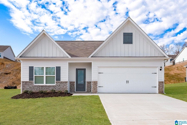 view of front facade featuring a garage and a front lawn