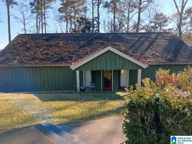 view of front facade with a front lawn