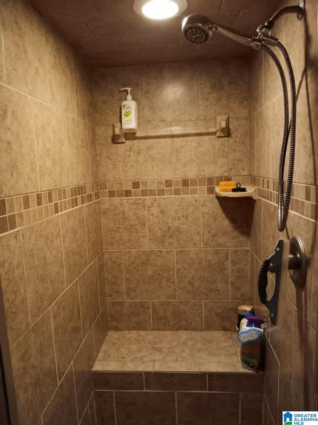 bathroom featuring a tile shower