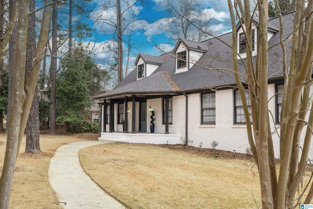 view of front of property featuring a front yard and covered porch