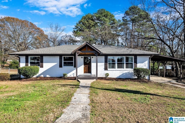 view of front of house featuring a carport and a front lawn